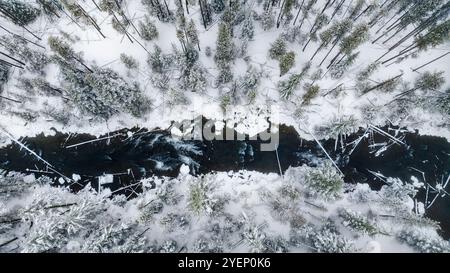 Vue aérienne de Paulina Creek sur la caldeira Newberry après une tempête hivernale précoce à Halloween, centre de l'Oregon, États-Unis Banque D'Images