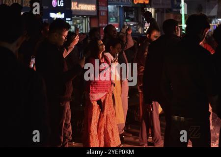 Srinagar, Inde. 31 octobre 2024. : Les touristes indiens prient dans le centre-ville alors qu'ils célèbrent Diwali, la fête hindoue des lumières, le 31 octobre 2024 à Srinagar, au Cachemire administré par l'Inde, en Inde. Diwali, ou Deepavali, est un festival célébré par les hindous, les jaïns, les sikhs et certains bouddhistes du monde entier, symbolisant la victoire de la lumière sur les ténèbres. Marqué par des rassemblements de famille, des prières et des expositions vibrantes de lampes à huile et de feux d'artifice, Diwali unit les gens dans le monde entier dans la joie, l'espoir et le renouveau. (Photo de Mubashir Hassan/Pacific Press) crédit : Pacific Press Media production Corp./Alamy Live News Banque D'Images