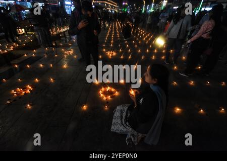 Srinagar, Inde. 31 octobre 2024. Un couple de touristes hindous prenant des photos à l'occasion de Diwali, la fête hindoue des lumières près de la tour de l'horloge à Srinagar, au Cachemire contrôlé par les Indiens, jeudi 31 octobre 2024. (Photo de Mubashir Hassan/Pacific Press) crédit : Pacific Press Media production Corp./Alamy Live News Banque D'Images