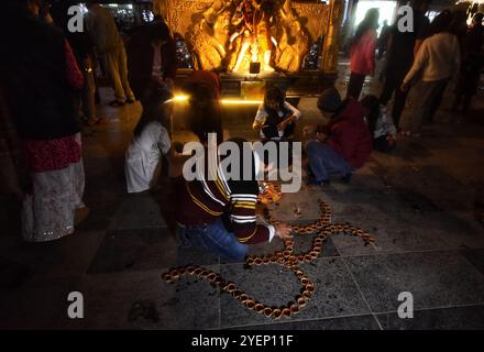 Srinagar, Jammu-et-Cachemire, Inde. 31 octobre 2024. Les touristes indiens allument des lampes de terre dans le centre-ville pour célébrer Diwali, la fête hindoue des lumières, le 31 octobre 2024 à Srinagar, au Cachemire administré par l'Inde, en Inde. Diwali, ou Deepavali, est un festival célébré par les hindous, les jaïns, les sikhs et certains bouddhistes du monde entier, symbolisant la victoire de la lumière sur les ténèbres. Marqué par des rassemblements de famille, des prières et des expositions vibrantes de lampes à huile et de feux d'artifice, Diwali unit les gens dans le monde entier dans la joie, l'espoir et le renouveau. (Crédit image : © Mubashir Hassan/Pacific Press via ZUMA Press Wire) USAGE ÉDITORIAL Banque D'Images