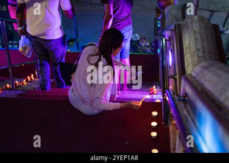 Bangkok, Thaïlande. 31 octobre 2024. Les dévots célèbrent, Diwali ou Dipawali (Festival des lumières), qui symbolise la victoire de la lumière sur les ténèbres au Dharma hindou Sabha - Vishnu Mandir. (Photo de Teera Noisakran/Pacific Press) crédit : Pacific Press Media production Corp./Alamy Live News Banque D'Images