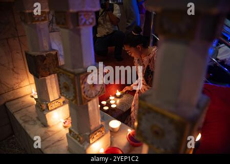 Bangkok, Thaïlande. 31 octobre 2024. Les dévots célèbrent, Diwali ou Dipawali (Festival des lumières), qui symbolise la victoire de la lumière sur les ténèbres au Dharma hindou Sabha - Vishnu Mandir. (Photo de Teera Noisakran/Pacific Press) crédit : Pacific Press Media production Corp./Alamy Live News Banque D'Images