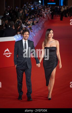 Rome, Italie. 26 octobre 2024. L'animatrice de télévision italienne Caterina Balivo et son mari assistent au tapis rouge lors du 19e Festival du film de Rome à l'Auditorium Parco Della Musica. (Photo de Gennaro Leonardi/Pacific Press) crédit : Pacific Press Media production Corp./Alamy Live News Banque D'Images