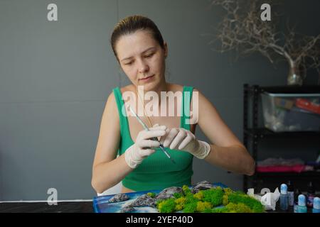 Le processus de fabrication du décor d'art de résine époxy, pierres naturelles et mousse Banque D'Images