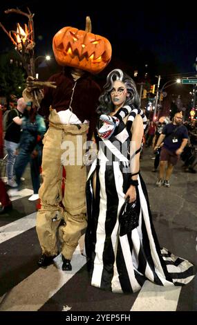 New York, New York, États-Unis. 31 octobre 2024. Les amateurs de parade vus à la 51e parade annuelle d'Halloween de New York Village tenue à Greenwich Village. (Crédit image : © Nancy Kaszerman/ZUMA Press Wire) USAGE ÉDITORIAL SEULEMENT! Non destiné à UN USAGE commercial ! Banque D'Images