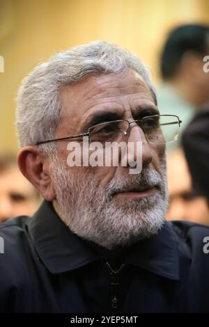 Téhéran, Iran. 31 octobre 2024. Le général de brigade iranien ESMAIL Qaani, chef de la Force Qods du corps des gardiens de la révolution islamique (CGRI), assiste à une cérémonie sur la place Palestine à Téhéran, commémorant feu Hashem Safieddine, un éminent religieux qui devait succéder au dirigeant du Hezbollah assassiné Hassan Nasrallah, tué par une frappe aérienne israélienne à Beyrouth. Qaani, nommé par le Guide suprême après la mort de Qasem Soleimani, dirige les opérations extraterritoriales de la Force Quds. En octobre 2024, des rumeurs suggèrent qu'il a été blessé ou tué aux côtés de Hashem Safieddine dans le Da Banque D'Images