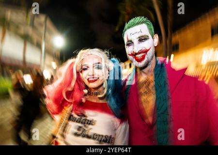 Miami Beach, Floride, États-Unis. 31 octobre 2024. Les gens en costumes d'Halloween assistent à une fête d'Halloween et à une fête de rue à Miami Beach, en Floride, le 31 octobre 2024. (Crédit image : © Ronen Tivony/ZUMA Press Wire) USAGE ÉDITORIAL SEULEMENT! Non destiné à UN USAGE commercial ! Banque D'Images