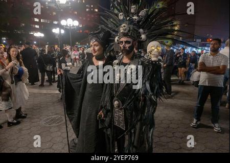 New York, États-Unis. 31 octobre 2024. NEW YORK, NEW YORK - OCTOBRE 31 : des fêtards vêtus de costumes posent à Union Square Park le 31 octobre 2024 à New York. Crédit : Ron Adar/Alamy Live News Banque D'Images