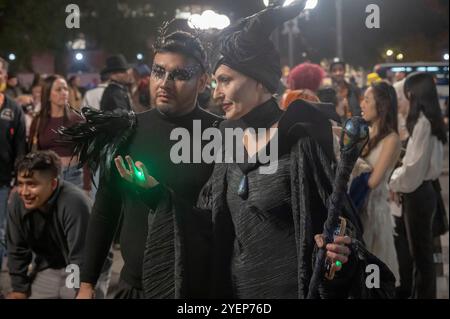 New York, États-Unis. 31 octobre 2024. NEW YORK, NEW YORK - OCTOBRE 31 : des fêtards vêtus de costumes posent à Union Square Park le 31 octobre 2024 à New York. Crédit : Ron Adar/Alamy Live News Banque D'Images