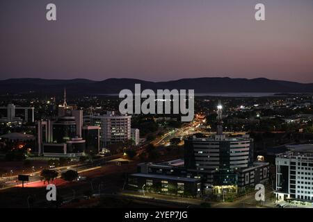 Gaborone. 31 octobre 2024. Cette photo prise le 31 octobre 2024 montre une vue au coucher du soleil de Gaborone, Botswana. Crédit : Han Xu/Xinhua/Alamy Live News Banque D'Images