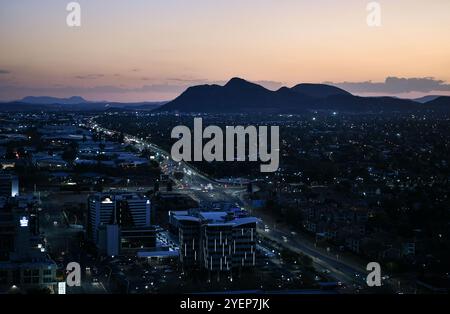 Gaborone. 31 octobre 2024. Cette photo prise le 31 octobre 2024 montre une vue au coucher du soleil de Gaborone, Botswana. Crédit : Han Xu/Xinhua/Alamy Live News Banque D'Images