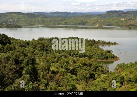 Le paysage de la rivière Kampar avec des collines et une forêt sur ses rives est photographié près de Bangkinang à Kampar regency, Riau, Indonésie. Banque D'Images