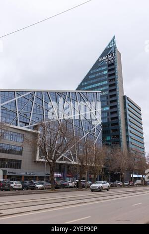 Ekaterinbourg, Russie - 25 octobre 2024 : vue sur la rue d'Ekaterinbourg avec façade du centre d'affaires Summit sous ciel nuageux Banque D'Images