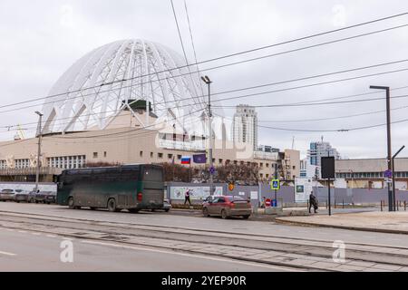 Ekaterinbourg, Russie - 25 octobre 2024 : vue sur la rue d'Ekaterinbourg avec le dôme du cirque d'Ekaterinbourg sur le fond, les gens ordinaires marchent dans la rue Banque D'Images