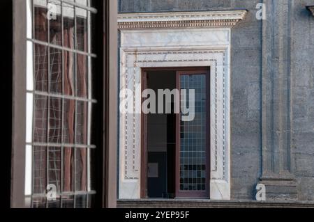 Vue du Palazzo Orsini di Gravina à Naples, siège de la Faculté d'architecture de l'Université 'Federico II'. Banque D'Images