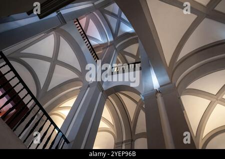 Vue du Palazzo Orsini di Gravina à Naples, siège de la Faculté d'architecture de l'Université 'Federico II'. Banque D'Images