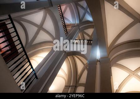 Vue du Palazzo Orsini di Gravina à Naples, siège de la Faculté d'architecture de l'Université 'Federico II'. Banque D'Images