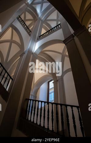 Vue du Palazzo Orsini di Gravina à Naples, siège de la Faculté d'architecture de l'Université 'Federico II'. Banque D'Images