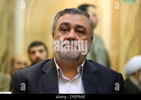 Téhéran, Iran. 31 octobre 2024. L'officier militaire iranien HOSSEIN ASHTARI assiste à une cérémonie sur la place Palestine à Téhéran, commémorant feu Hashem Safieddine, un éminent religieux qui devait succéder au dirigeant du Hezbollah assassiné Hassan Nasrallah, tué par une frappe aérienne israélienne à Beyrouth. Ashtari a été commandant en chef du commandement iranien de l'application de la loi de 2015 à début 2023. Il a précédemment occupé divers postes au sein de la police et du corps des gardiens de la révolution islamique (CGRI). Ashtari est sanctionné par les États-Unis, l'UE et le Royaume-Uni pour son rôle dans la répression des manifestations en RI Banque D'Images