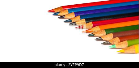 De nombreux crayons de couleur de différentes nuances sont disposés dans un arrangement créatif sur un fond blanc, idéal pour les efforts artistiques et créatifs pro Banque D'Images