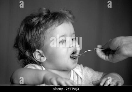 Concept de famille, de nourriture, d'enfant, de manger et de parentalité. Nourrir les enfants. Pas faim. Enfant refusant de manger. Une alimentation saine pour les enfants. L'enfant n'a pas d'appétit. Banque D'Images