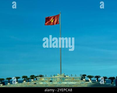 Nha Trang, Vietnam. 23 août 2024. Le drapeau du Vietnam peut être vu dans la ville de Nha Trang sur la côte sud. Crédit : Carola Frentzen/dpa/Alamy Live News Banque D'Images