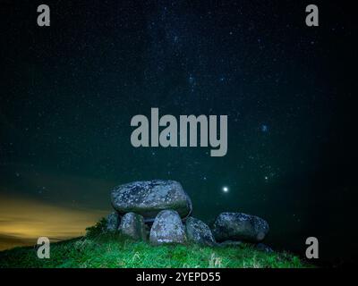 Borre, Danemark. 30 octobre 2024. Ciel étoilé la nuit au-dessus de Sömarkedyssen, également connu sous le nom de dolmen de Sömarke, est un site mégalithique datant de l'âge de pierre vers 3 400 av. J.-C. sur l'île de Mön sur la mer Baltique. Sous la grande pierre angulaire du dolmen le plus connu de Mön se trouve une chambre octogonale avec un court passage. La pierre angulaire du passage est célèbre pour ses 445 petits bols, qui remontent probablement à l'âge du bronze. Crédit : Patrick Pleul/dpa/Alamy Live News Banque D'Images