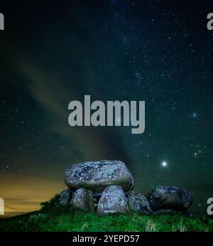 Borre, Danemark. 30 octobre 2024. Ciel étoilé la nuit au-dessus de Sömarkedyssen, également connu sous le nom de dolmen de Sömarke, est un site mégalithique datant de l'âge de pierre vers 3 400 av. J.-C. sur l'île de Mön sur la mer Baltique. Sous la grande pierre angulaire du dolmen le plus connu de Mön se trouve une chambre octogonale avec un court passage. La pierre angulaire du passage est célèbre pour ses 445 petits bols, qui remontent probablement à l'âge du bronze. Crédit : Patrick Pleul/dpa/Alamy Live News Banque D'Images