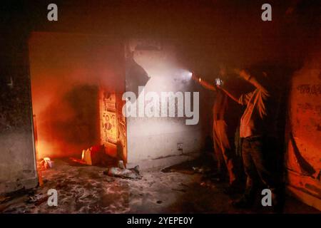 Dhaka, Bangladesh. 31 octobre 2024. Le siège du Parti Jatiya (JAPA) dans la région de Bijoynagar de la capitale a été vandalisé et incendié, à Dhaka, au Bangladesh, le 31 octobre 2024. L'incident a eu lieu ce soir quand un groupe de personnes, sous la bannière d'étudiants antifascistes, de travailleurs et de citoyens en général, a marché en procession vers le siège de la JAPA. Photo de Suvra Kanti Das/ABACAPRESS. COM Credit : Abaca Press/Alamy Live News Banque D'Images