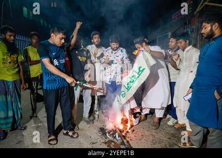 Dhaka, Bangladesh. 31 octobre 2024. Le siège du Parti Jatiya (JAPA) dans la région de Bijoynagar de la capitale a été vandalisé et incendié, à Dhaka, au Bangladesh, le 31 octobre 2024. L'incident a eu lieu ce soir quand un groupe de personnes, sous la bannière d'étudiants antifascistes, de travailleurs et de citoyens en général, a marché en procession vers le siège de la JAPA. Photo de Suvra Kanti Das/ABACAPRESS. COM Credit : Abaca Press/Alamy Live News Banque D'Images