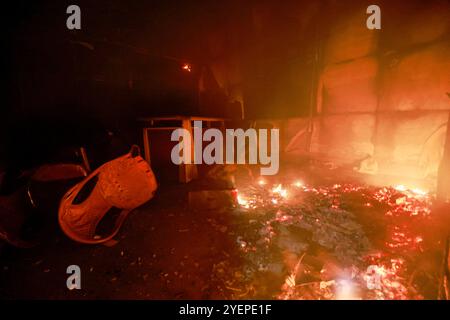 Dhaka, Bangladesh. 31 octobre 2024. Le siège du Parti Jatiya (JAPA) dans la région de Bijoynagar de la capitale a été vandalisé et incendié, à Dhaka, au Bangladesh, le 31 octobre 2024. L'incident a eu lieu ce soir quand un groupe de personnes, sous la bannière d'étudiants antifascistes, de travailleurs et de citoyens en général, a marché en procession vers le siège de la JAPA. Photo de Suvra Kanti Das/ABACAPRESS. COM Credit : Abaca Press/Alamy Live News Banque D'Images