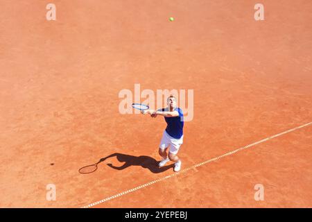 Joueur de tennis professionnel effectuant un premier service puissant, vue aérienne. Banque D'Images