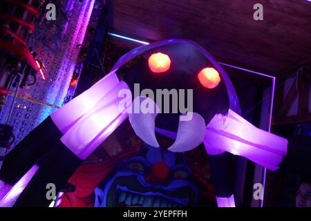 West Holllywood, Californie, USA 31 octobre 2024 West Hollywood Halloween Carnaval sur Santa Monica Blvd le 31 octobre 2024 à West Hollywood, Californie, USA. Photo de Barry King/Alamy Live News Banque D'Images