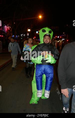 West Holllywood, Californie, USA 31 octobre 2024 West Hollywood Halloween Carnaval sur Santa Monica Blvd le 31 octobre 2024 à West Hollywood, Californie, USA. Photo de Barry King/Alamy Live News Banque D'Images