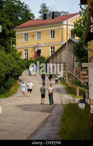 Raasepori, Finlande. 13 juillet 2024 - visiteurs se promenant dans le village de Fiskars par une journée ensoleillée Banque D'Images