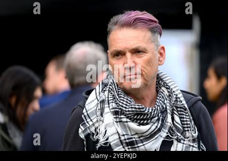 Dale Vince OBE - propriétaire de la compagnie d'électricité verte Ecotricity et président du club de football Forest Green Rovers - sur College Green, Westminster, au b Banque D'Images