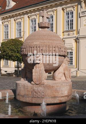 L'orbe, de Béla Ohmann, situé sur la place de la mairie, commémorant le statut de Szekesfehervar en tant que ville libre, Szekesfehervar, Hongrie Banque D'Images
