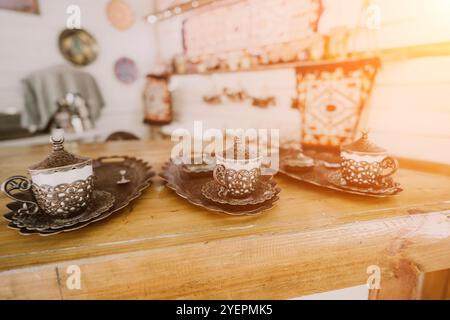 Tasses à café turques sur la table en bois avec des détails complexes Banque D'Images