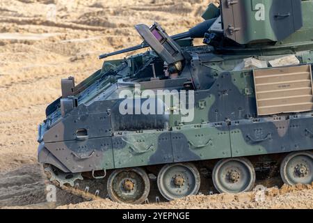 Le véhicule sur la photo est en effet un M2 Bradley, un véhicule de combat d'infanterie militaire américain (IFV). Banque D'Images