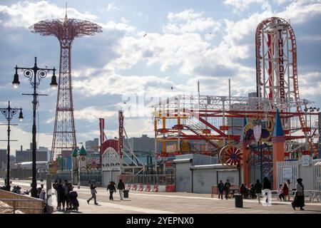 Cette image capture l'emblématique parc d'attractions de Coney Island avec le saut en parachute, les montagnes russes Thunderbolt et une signalisation dynamique. Banque D'Images