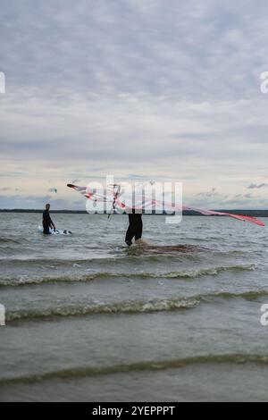 Planche à voile l'homme en mer contre ciel bleu Banque D'Images