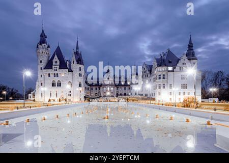 Moszna, Pologne - 30 octobre 2024 : spectaculaire et pittoresque château de Moszna illuminé dans la soirée. Banque D'Images
