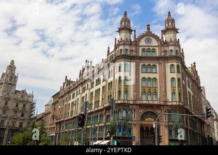 Brudern House également connu sous le nom de Paris Courtyard sur la place Ferenciek, Budapest, Hongrie. Banque D'Images