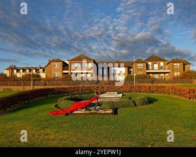 Le 45 Commando War Memorial Garden bien entretenu sur la pente herbeuse à l'extérieur de l'infirmerie Arbroath à Rosemount Rd. Banque D'Images