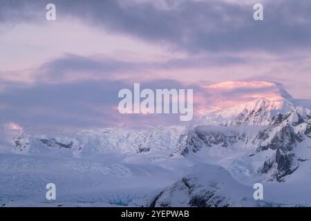 Rose belle aube en Antarctique. Banque D'Images