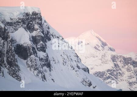 Rose belle aube en Antarctique. Banque D'Images