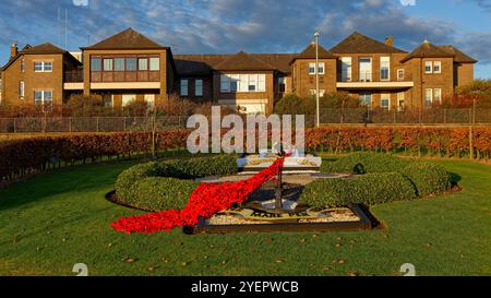 Le mémorial de guerre Commando Royal Marine de 45 à Arbroath, décoré d'une guirlande de coquelicots avant le jour du souvenir Banque D'Images