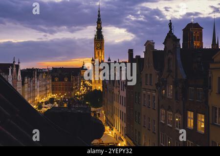 Belle vieille ville de Gdansk au crépuscule de l'été Pologne. Coucher de soleil vue de nuit depuis le toit de la fenêtre sur le centre historique de la rue Dluga et de l'hôtel de ville Architec Banque D'Images