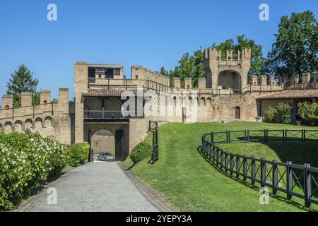 Vue partielle du mur sur le château médiéval de Gradara, Marches, Italie, Europe Banque D'Images