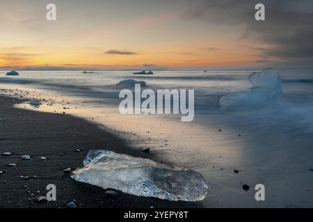 Petits icebergs sur la plage pendant le coucher du soleil, longue exposition, Diamond Beach, glacier lagon Joekulsarlon ou Joekulsarlon, Islande du Sud, Islande, Europe Banque D'Images